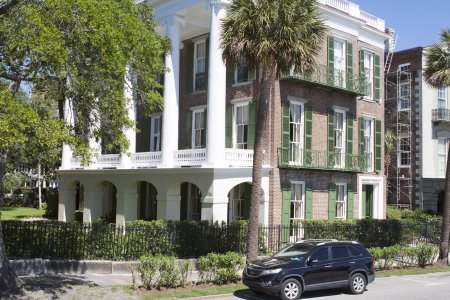 In het centrum van Charleston staan veel van dit soort huizen